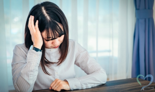 頭を抱える女性