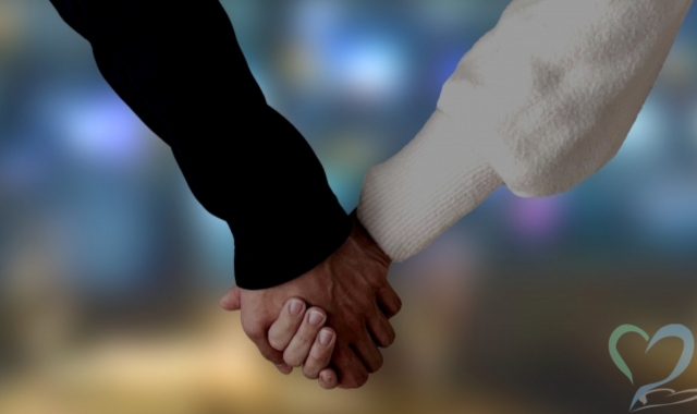 手をつなぐカップル