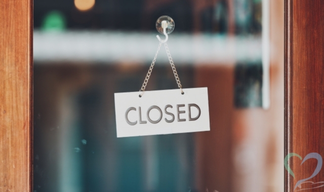 closedの看板