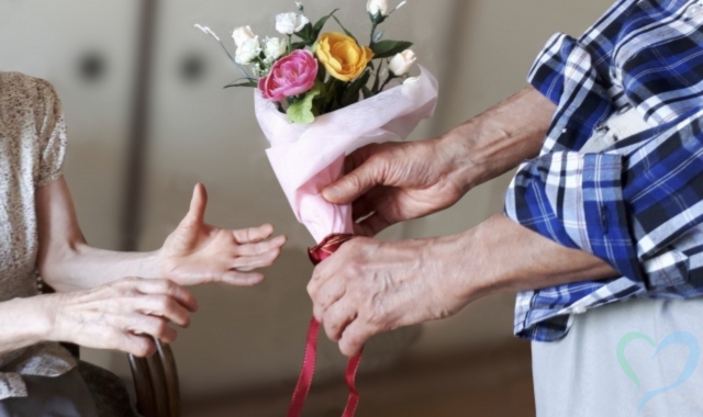 おじさんが花束を渡す