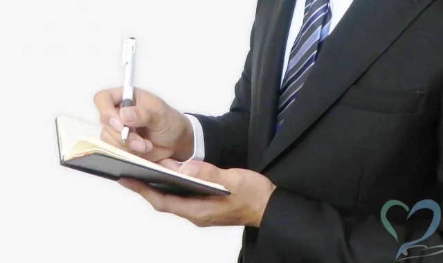 メモを取るスーツ姿の男性