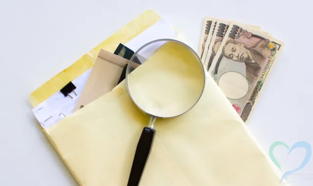 虫眼鏡と現金が置いてある様子