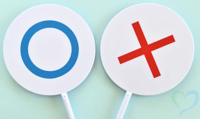 丸とバツが描かれた札が置いてある様子