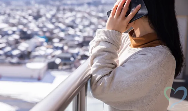 不安げに電話をかける女性