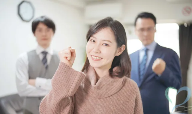 優秀な探偵と契約でき、こちらを向いて笑顔でガッツポーズをする女性