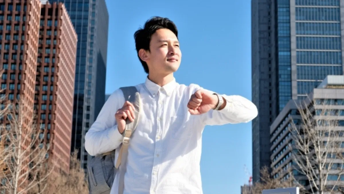 海外を観光する男性